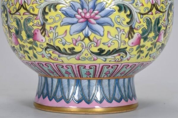 Qing Dynasty, Qianlong period, enameled yellow-ground garlic vase - Image 5